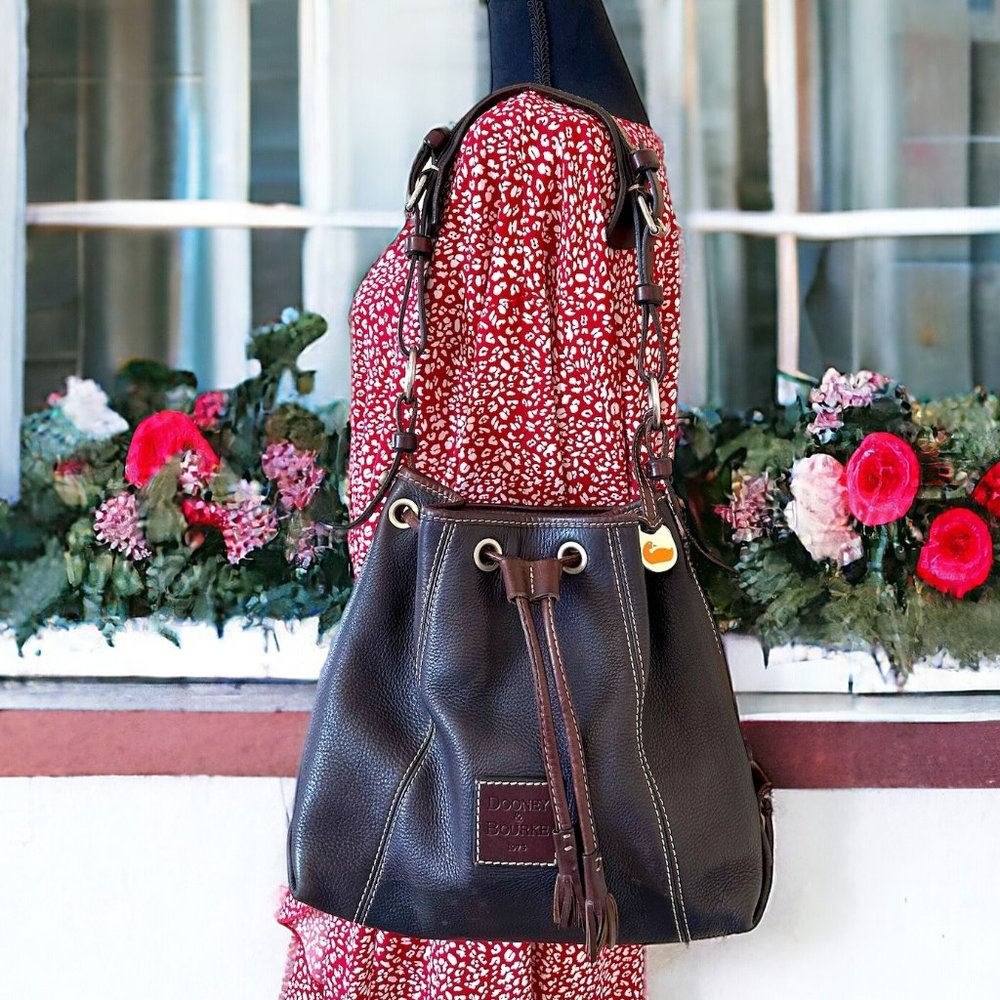 Vintage Dooney & Bourke Brown Leather Drawstring Slouch Shoulder Hobo Bag in EVC